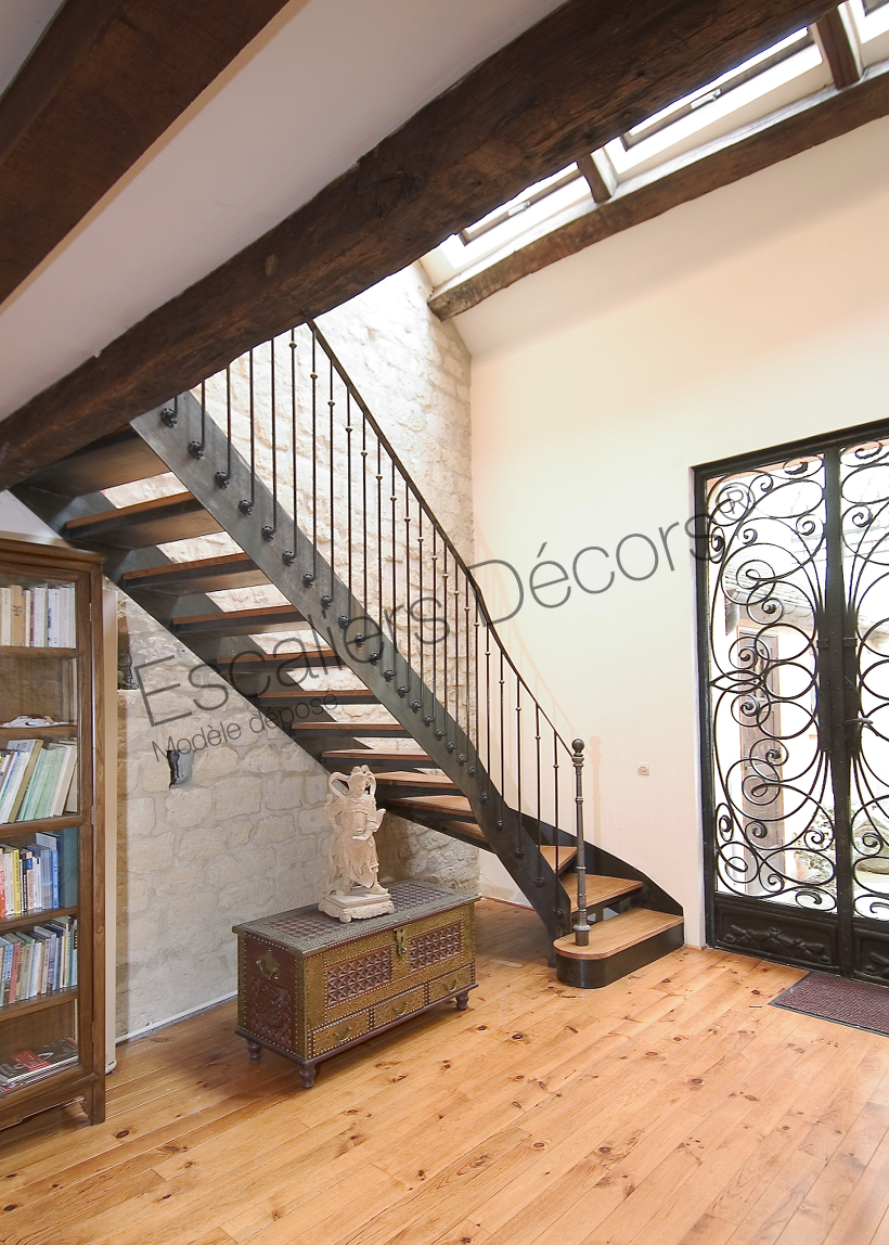 Photo DT33 - ESCA'DROIT® 1/4 Tournant Bas. Escalier d'intérieur balancé métal et bois style 'bistrot' pour une décoration classique. Vue 5